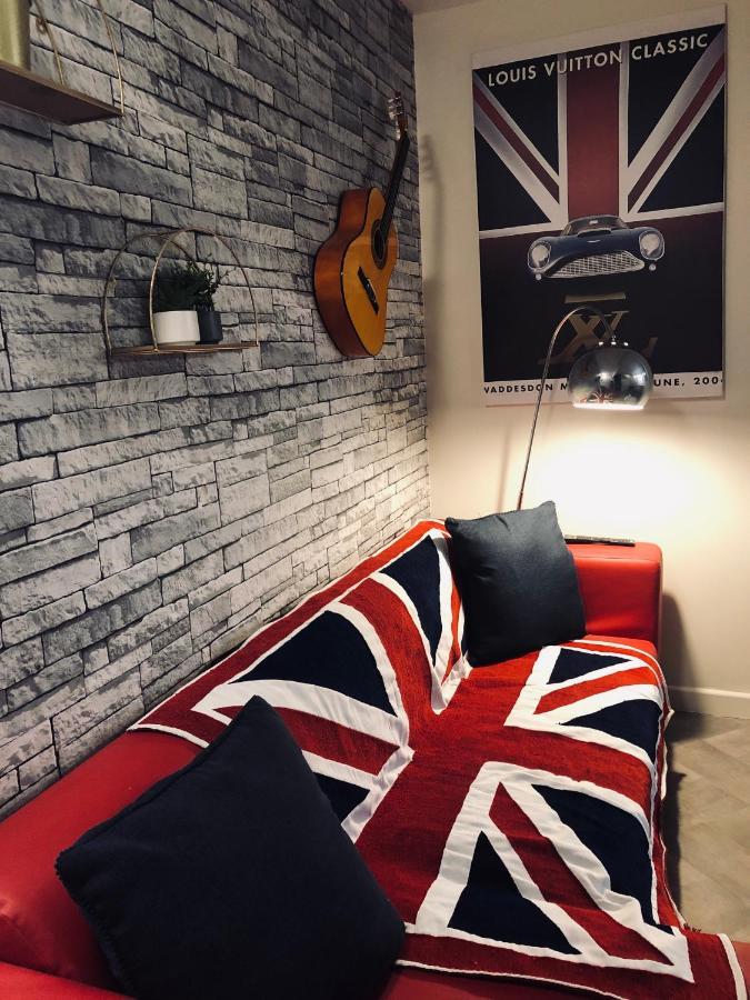 3 Double Bed Brittania Styled Central Home Near Lfc Sleeps 6 With Free Business Super Fast Fibre Broadband Liverpool Extérieur photo