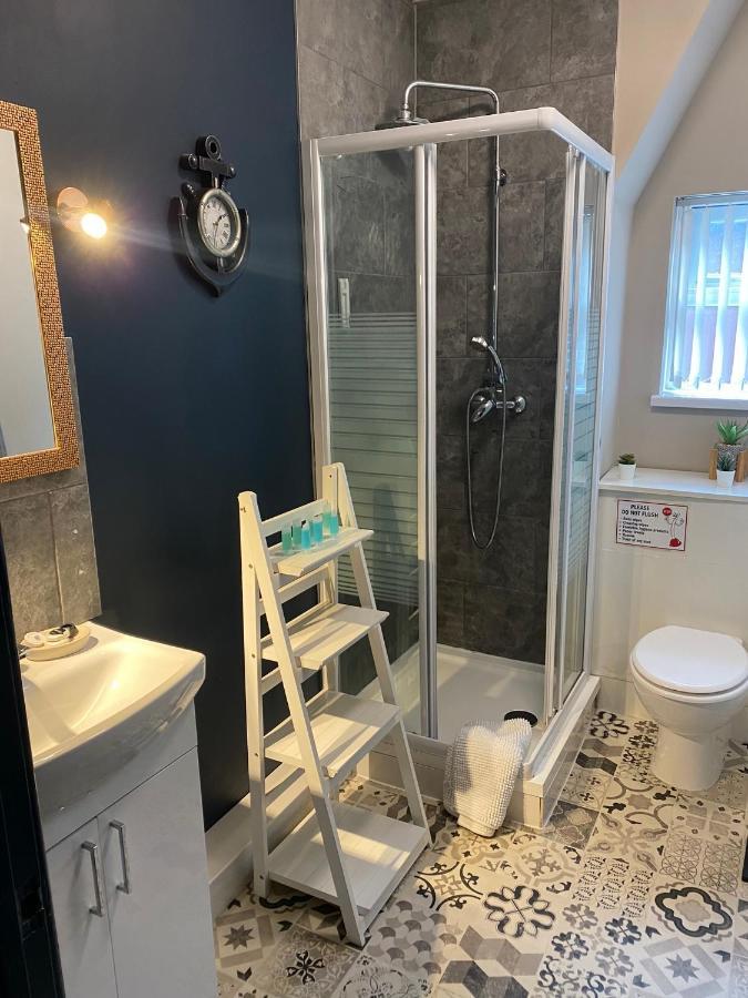 3 Double Bed Brittania Styled Central Home Near Lfc Sleeps 6 With Free Business Super Fast Fibre Broadband Liverpool Extérieur photo
